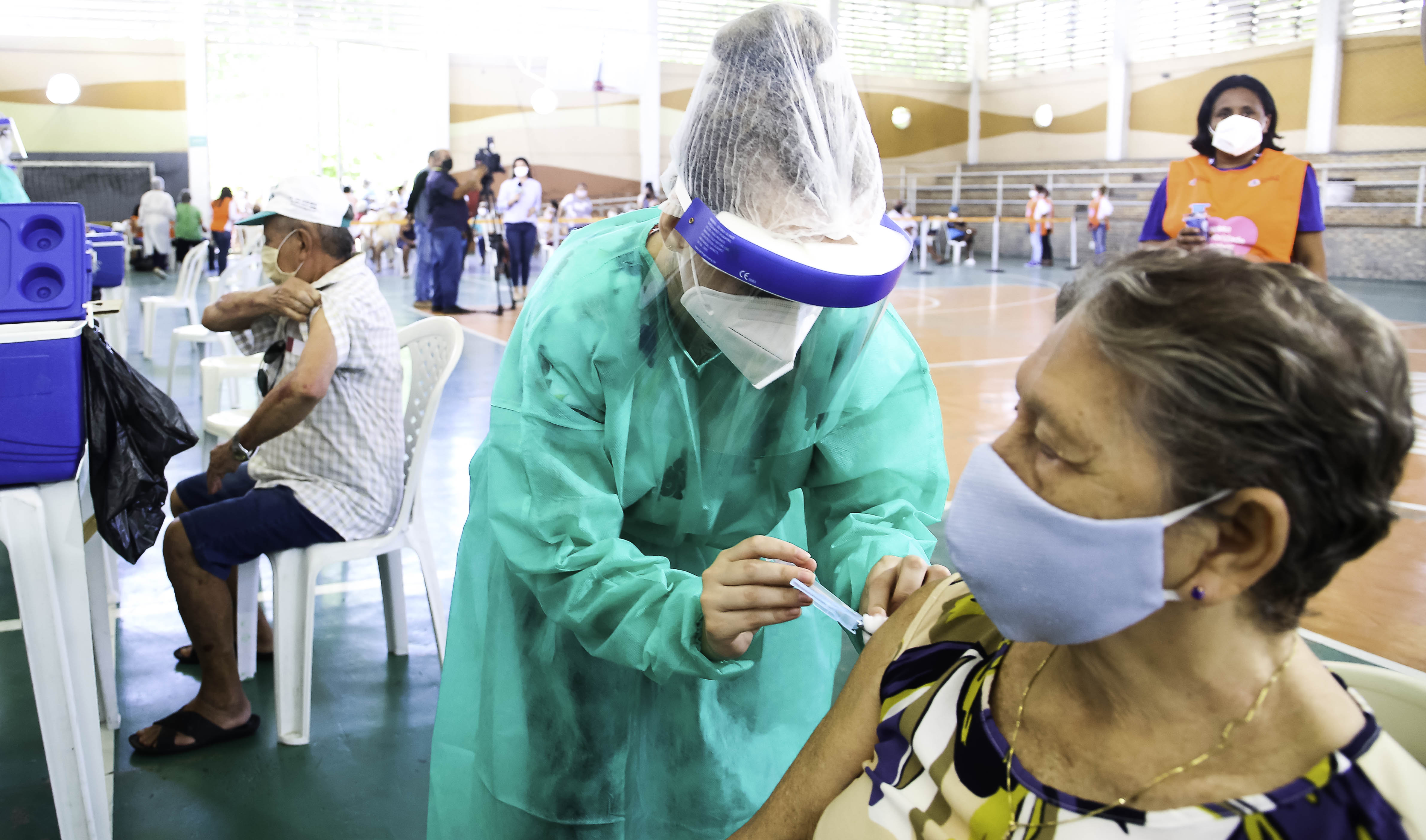 enfermeira vacina uma senhora